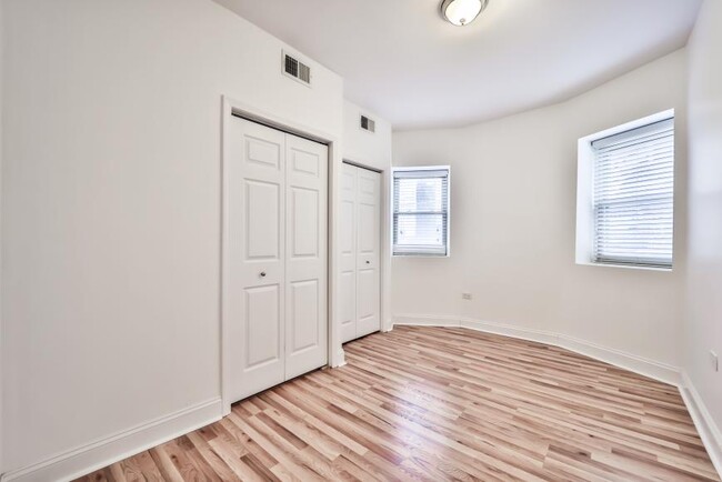 Building Photo - 3 bedroom in Chicago IL 60613