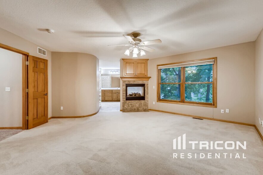 Building Photo - 8915 Umbria Pl N