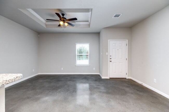 Building Photo - 926 Country Club Dr