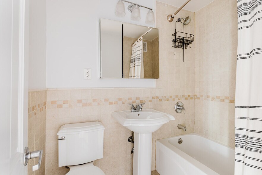 Building Photo - 50 W 97th St