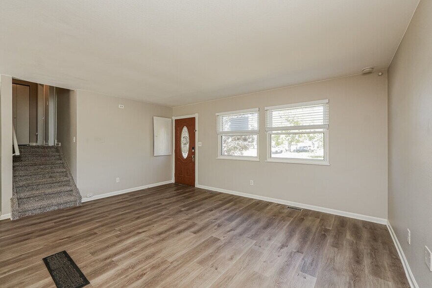 Building Photo - 4945 Manzana Dr