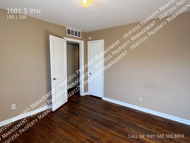 Building Photo - 1001 S 9th-