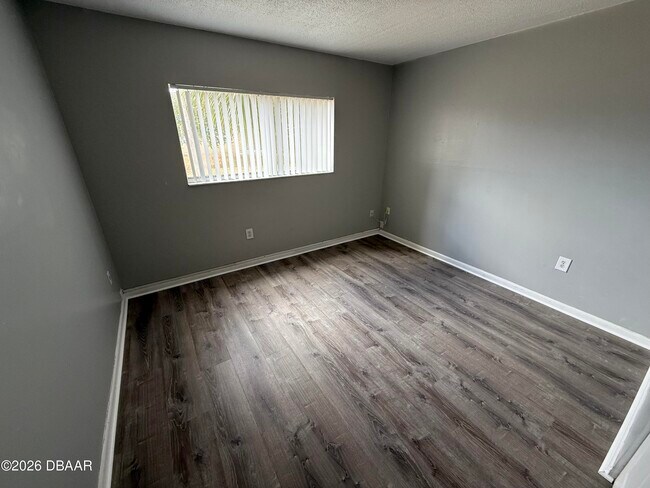 Building Photo - 1850 S Park Ave