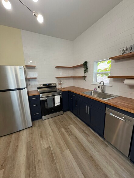 Building Photo - 405 Bender St