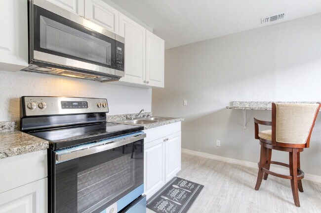 Building Photo - Beautifully Remodeled 3BR Duplex Near Parks, Schools & New Rec Center — Utilities Included. Secti...