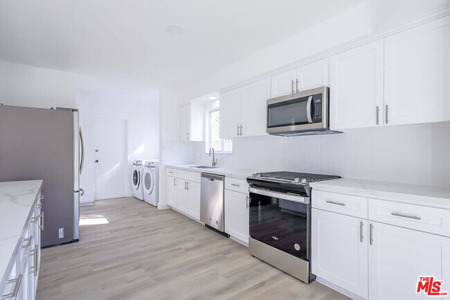 Building Photo - 823 S Detroit St