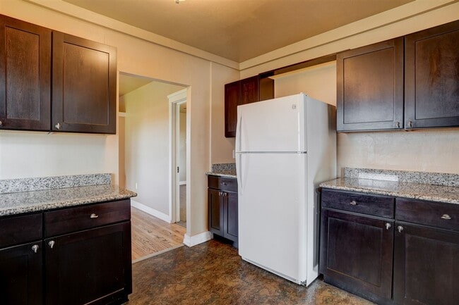Building Photo - Home and Office potential!