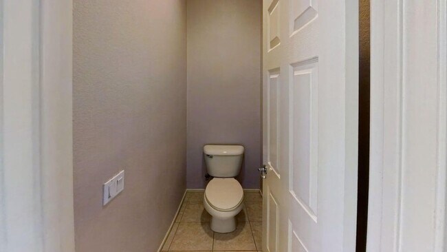 Building Photo - 1800 E Lakeshore Dr