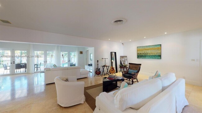 Building Photo - 6015 Pine Tree Dr