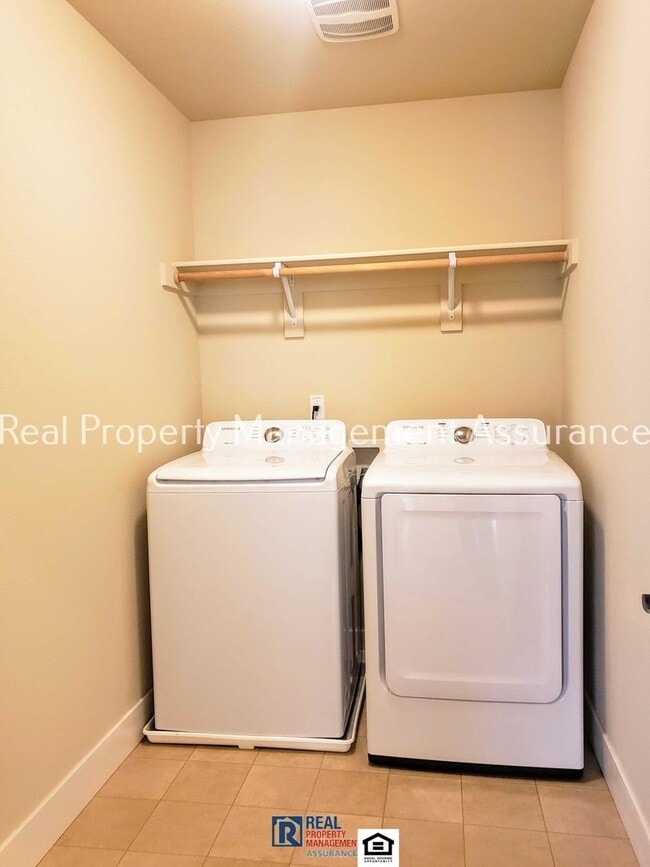 Building Photo - Charming 4 Bedroom!! Move In Ready!