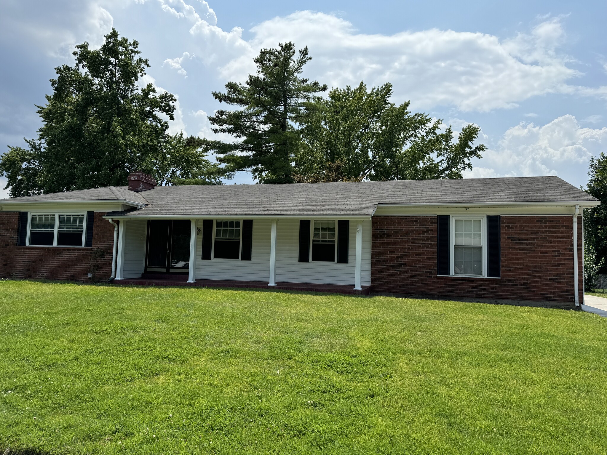 Building Photo - 1617 Somerset Shire Dr