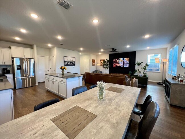 Building Photo - 11305 Sentinel Dr