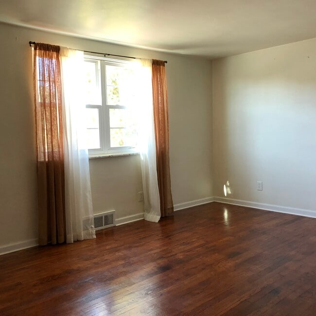 Living room - 733A Cribbs St