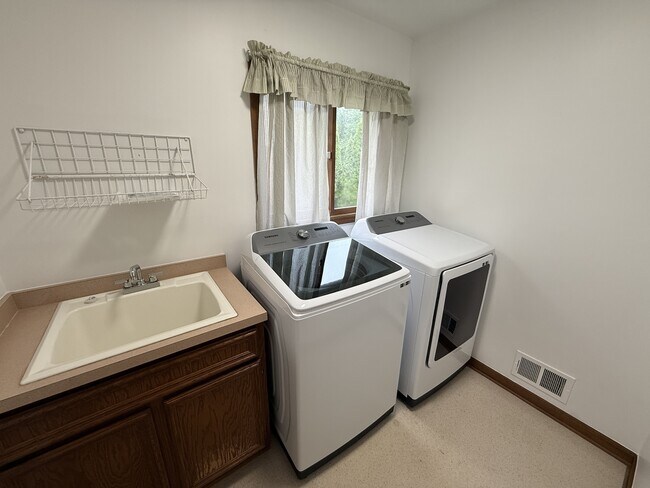Building Photo - 2915 Chippewa Dr