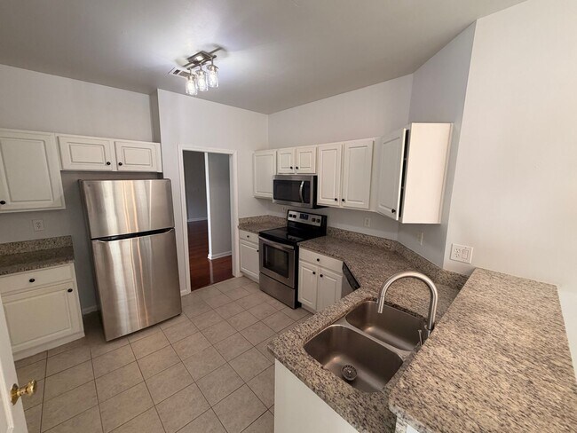 Building Photo - Charming 3-Bedroom Home In City Square!
