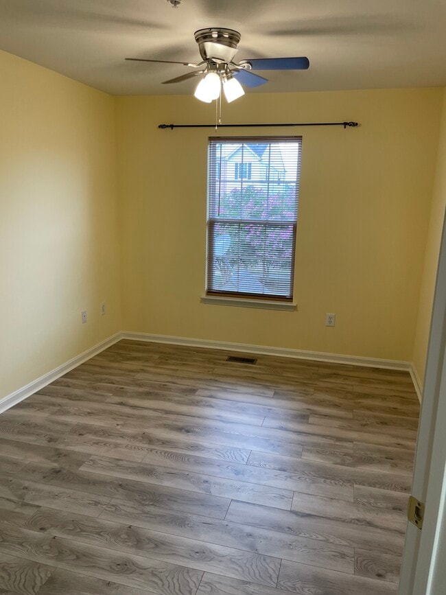 Building Photo - 1933 Gardenia Ct