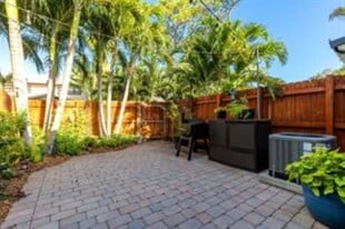 Building Photo - 2134 NE 9th Ave