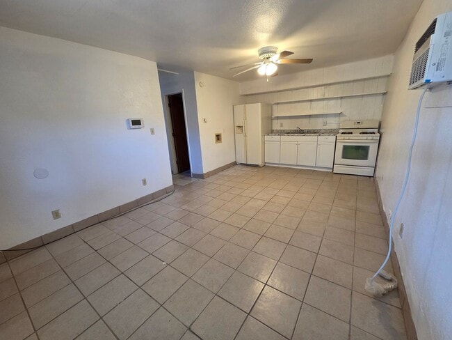 Building Photo - Small 2 bedroom 1 bath Apartment