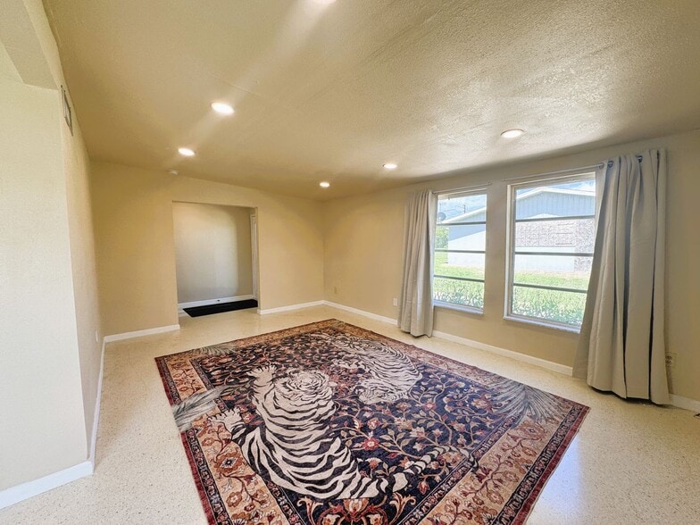 Building Photo - Beautifully Renovated 2 Bedroom + Bonus Room Home on a Corner Lot in North Port!
