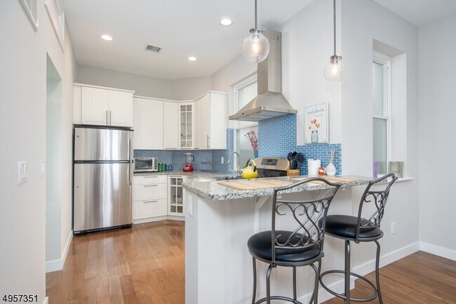 Building Photo - 82 Hackensack St