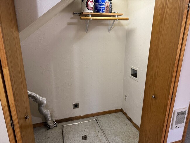 Building Photo - Updated 2 bedroom 1.5 bath duplex!