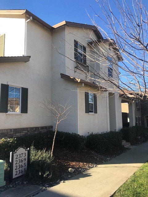 Building Photo - Townhouse in the Villages at Shasta View G...