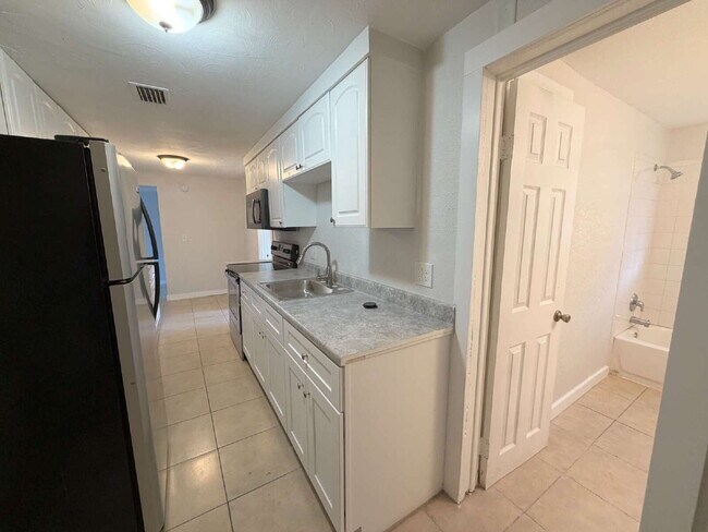 Building Photo - 6651 River Rd