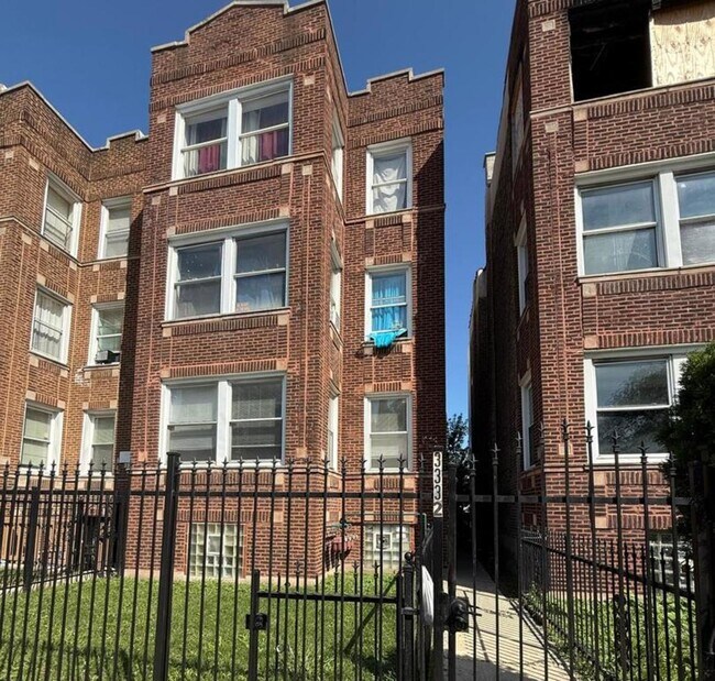 Building Photo - 3332 W Polk St