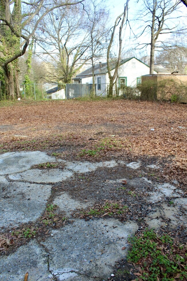 Building Photo - 1204 W Mauney Ave