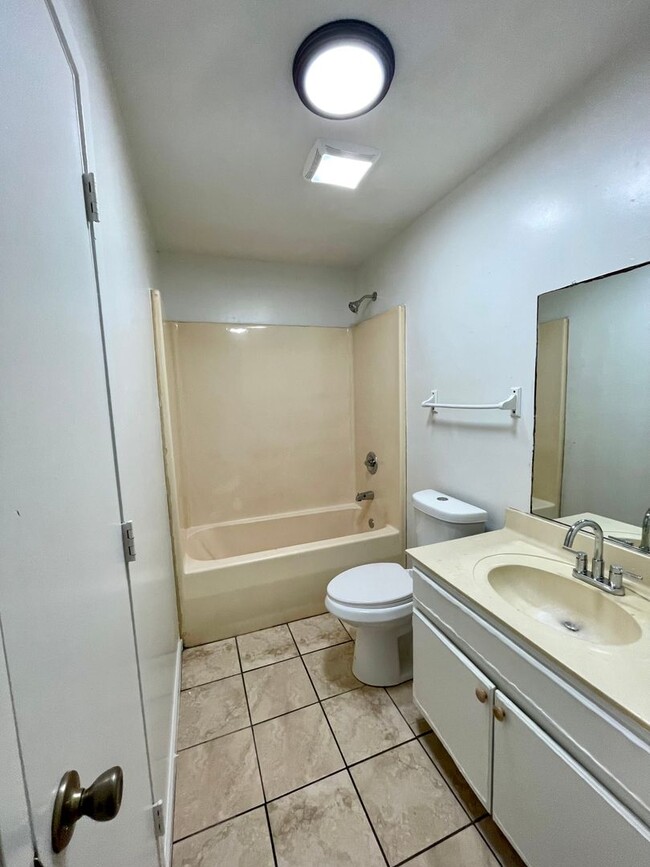 Building Photo - 2 Bed / 1 Bath Apartment In Truman Availab...