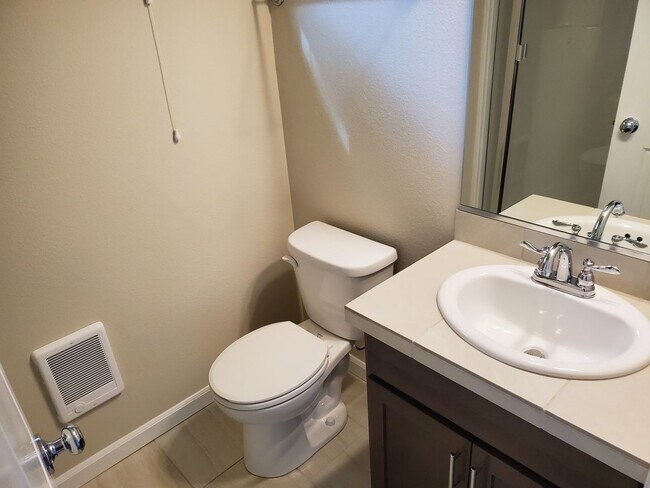 Building Photo - Great Community, Quiet Living Across from park Apply today!