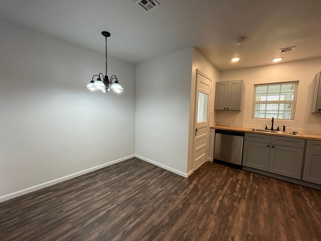 Building Photo - Adorable 2 bedroom 1 bath!