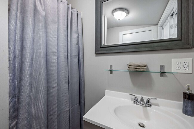 Building Photo - 792 Grove St