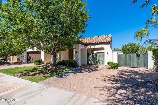 Building Photo - 734 W Juniper Ln