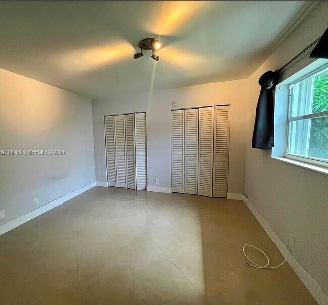 Building Photo - 1824 Monroe St