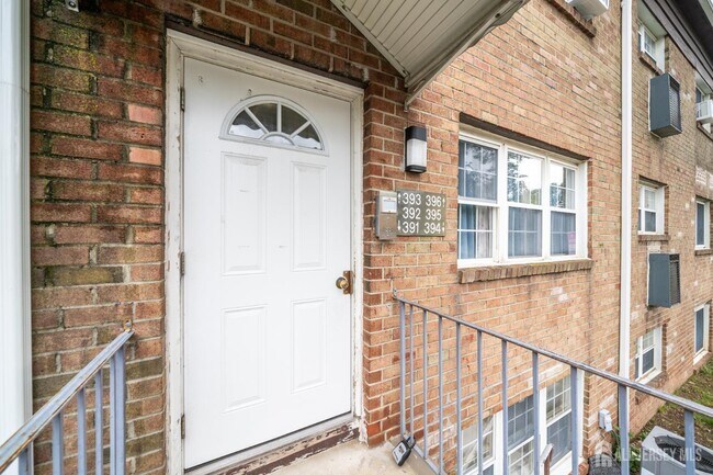 Building Photo - 392 College Dr
