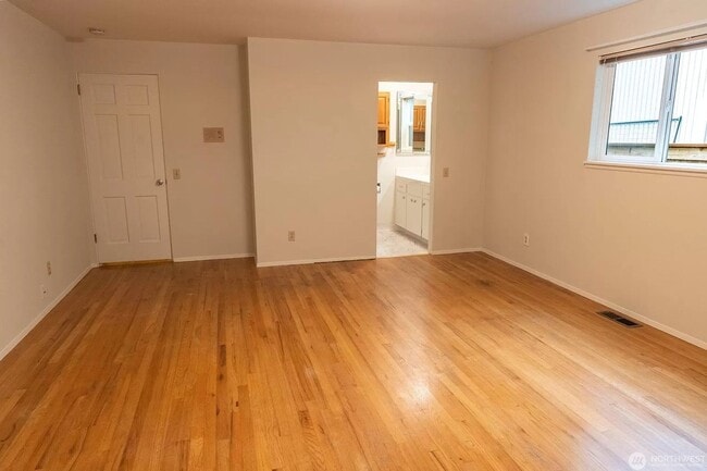 Building Photo - 3bd/2.25ba Bellevue Home