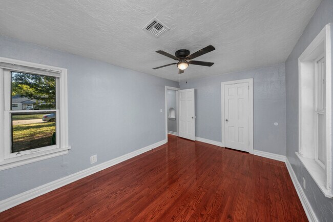 Building Photo - 1709 NW Oak Ave