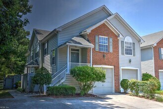 Building Photo - 2211 Venice Ct