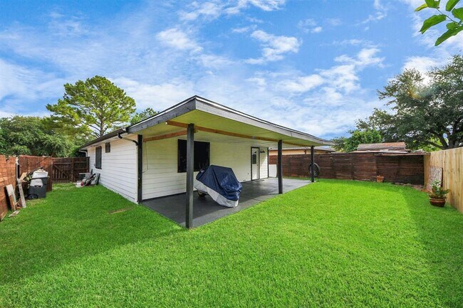 Building Photo - 2323 Chalet Rd