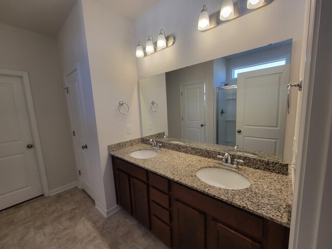 Building Photo - 166 Luxborough Ct