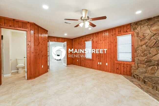 Building Photo - 4 Bedroom Pet-Friendly Home in FORT MYERS, FL with Main Street Renewal
