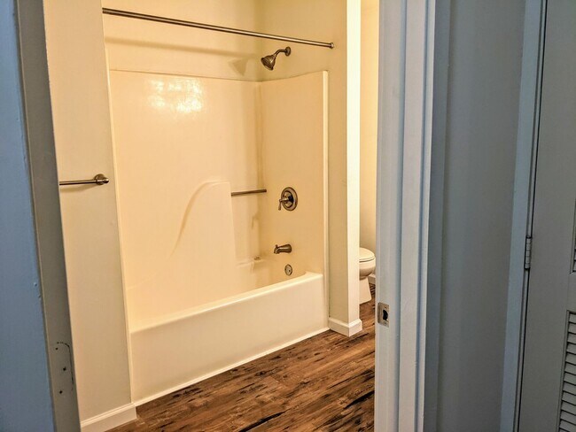 Building Photo - Spacious 2 Bedroom Apartment in Emmaus!