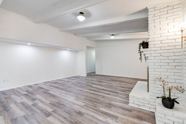 Building Photo - 1703 N Roberson St