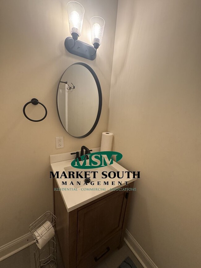 Building Photo - *REDUCED* FURNISHED RENTAL ON HENRY