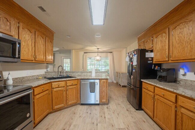 Building Photo - Available mid June!