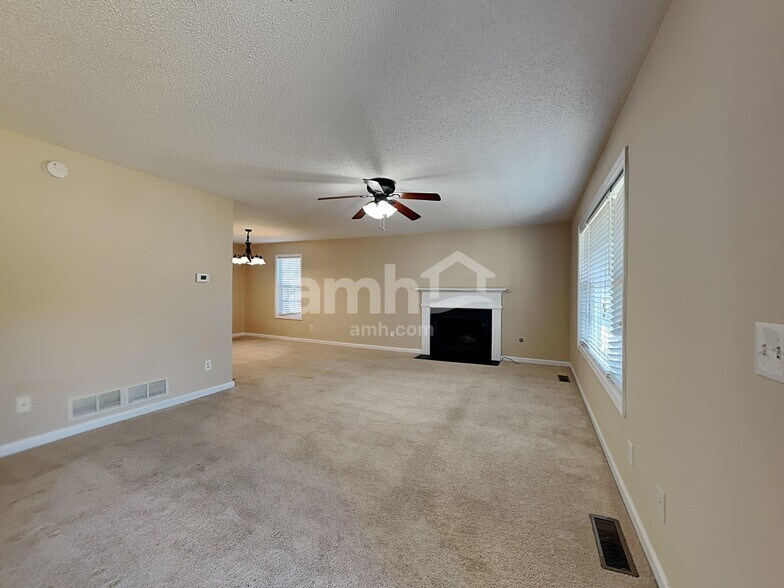 Building Photo - 76 Oak Springs Ln