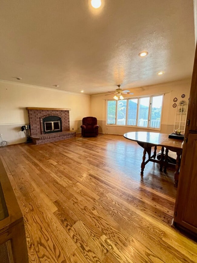 Building Photo - Beautiful home with amazing views and larg...