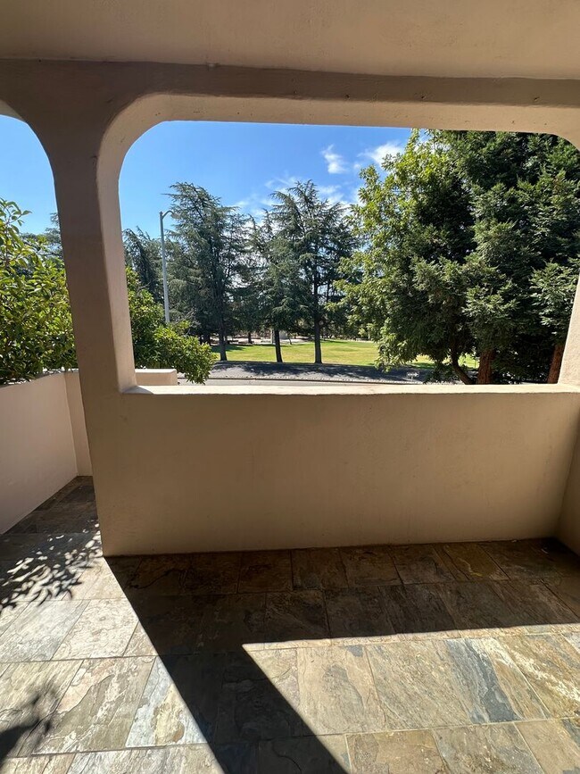 Building Photo - Beautifully updated 3br/2ba Home with Time...