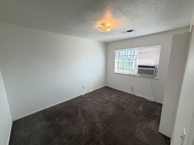 Building Photo - Charming 2-Bed, 2-Bath